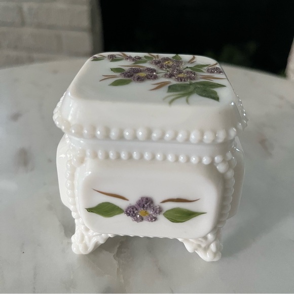 Vintage milk glass jewelry box. - Picture 2 of 9
